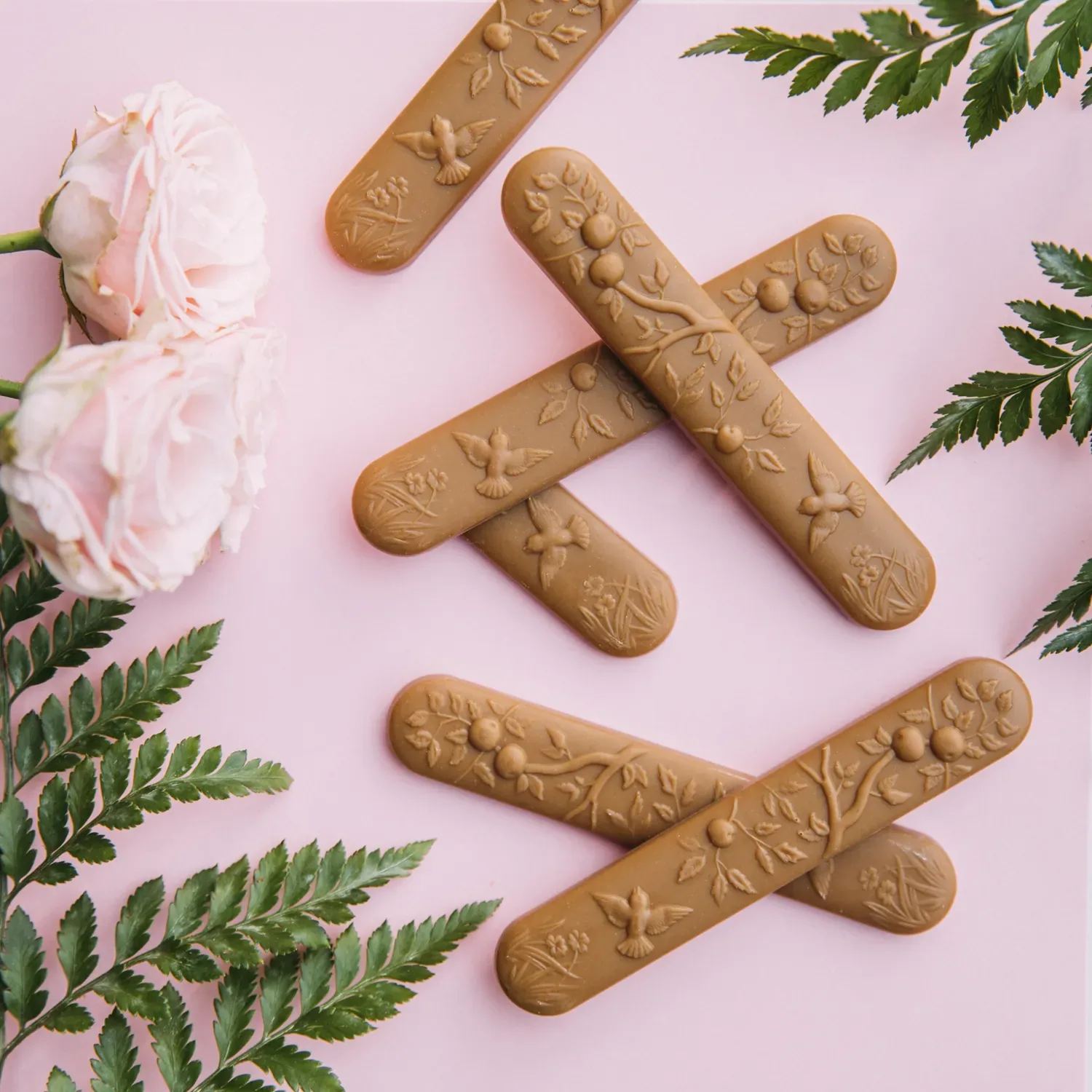 Living Lotus blonde chocolate bars with flowers and fern