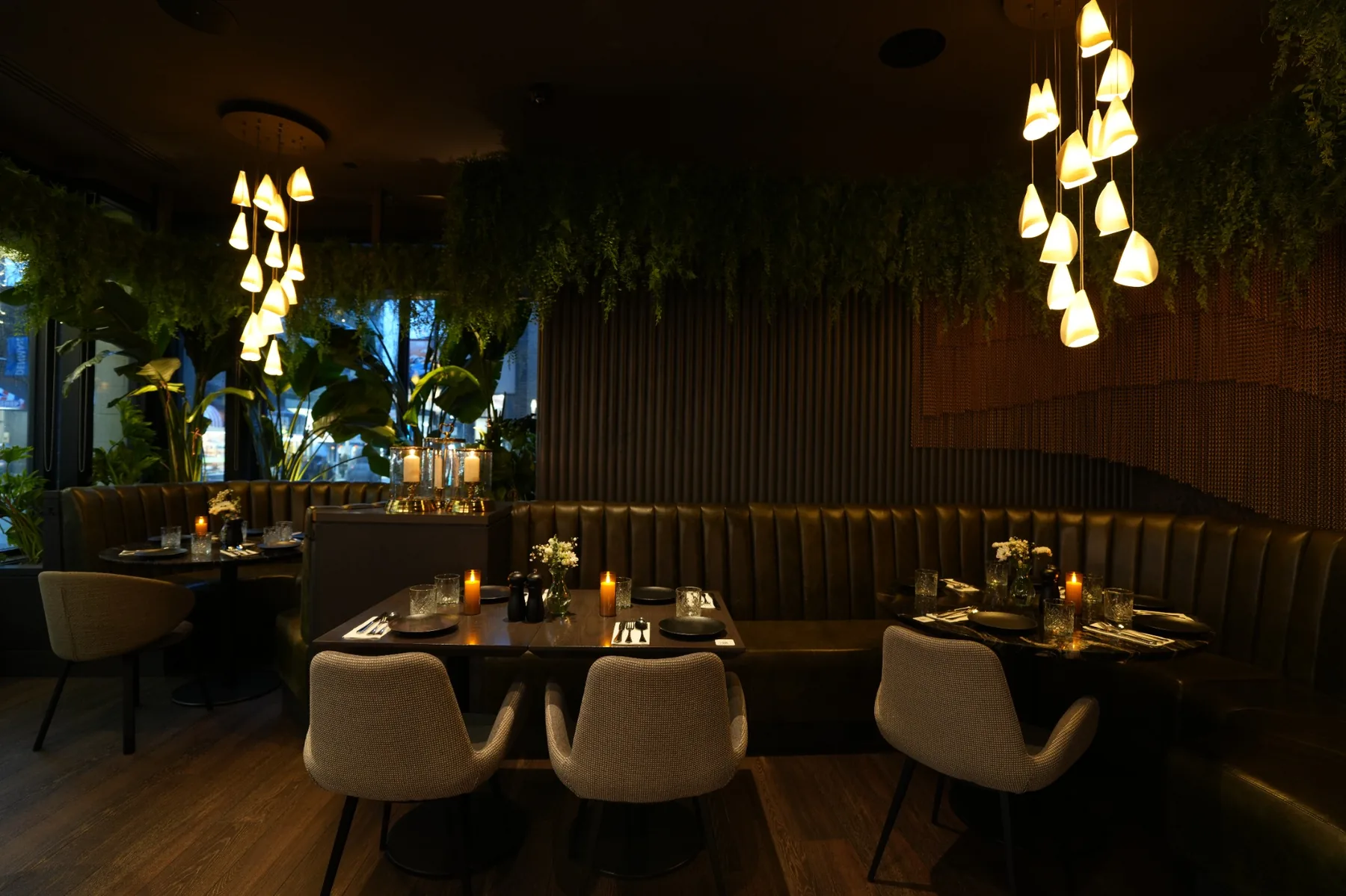 Candlelit Miraas dining room